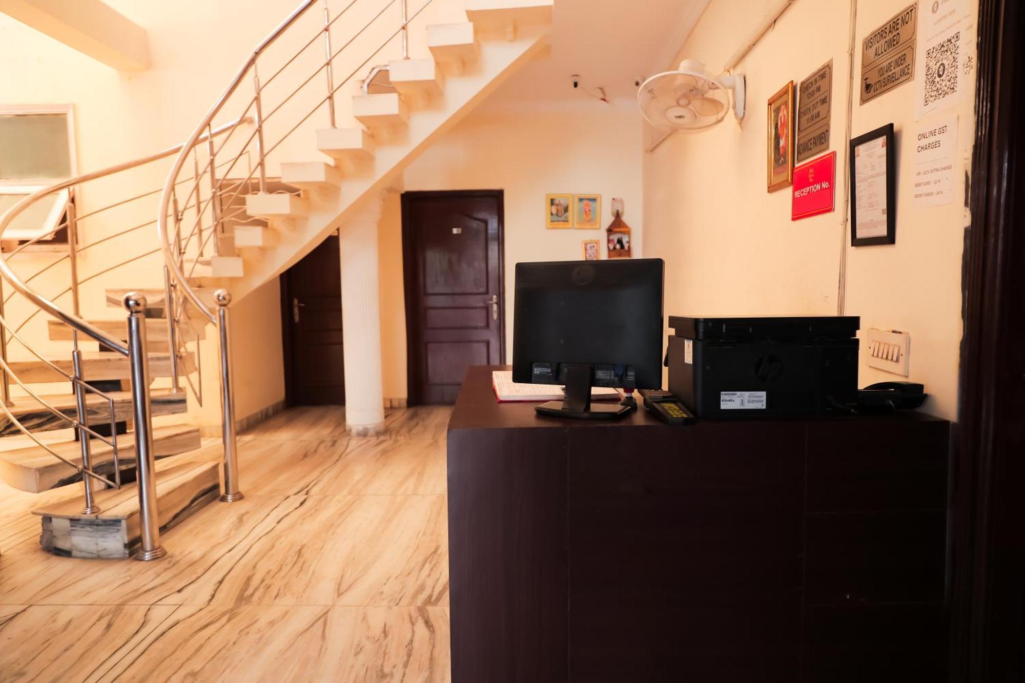 Hotel Green Villa - Near Anand Vihar Station New Delhi Bagian luar foto